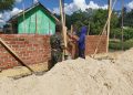 Babinsa Hadir di Tengah Warga, Gotong Royong Wujudkan Rumah Impian Pak Tugiman. (Foto/Maria).