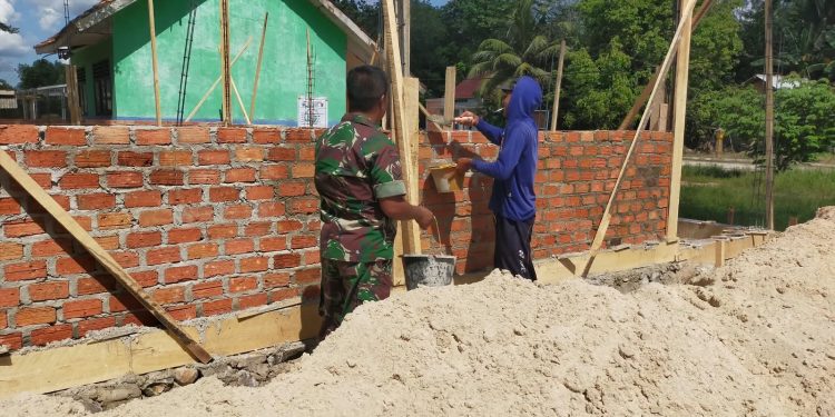 Babinsa Hadir di Tengah Warga, Gotong Royong Wujudkan Rumah Impian Pak Tugiman. (Foto/Maria).