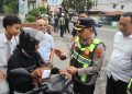 Kapolres Langkat beri bingkisan untuk pegendara yang tertib berlalu lintas. (Foto/Jhon).