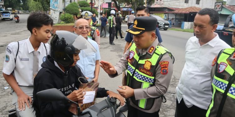 Kapolres Langkat beri bingkisan untuk pegendara yang tertib berlalu lintas. (Foto/Jhon).