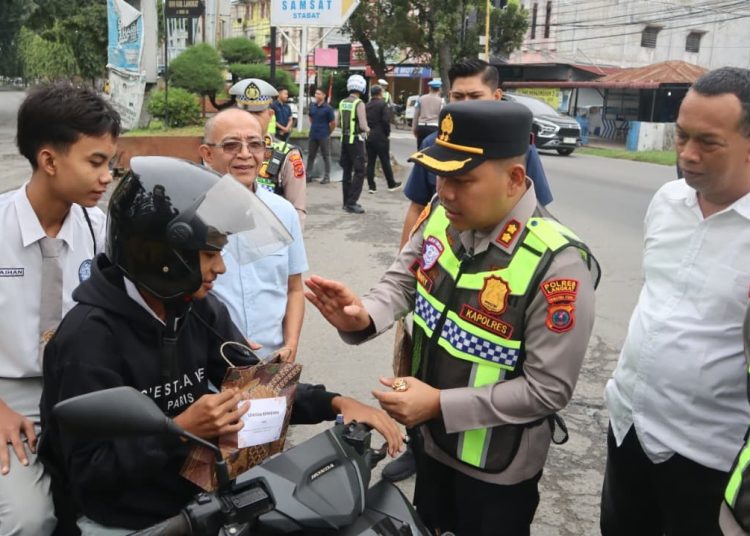 Kapolres Langkat beri bingkisan untuk pegendara yang tertib berlalu lintas. (Foto/Jhon).
