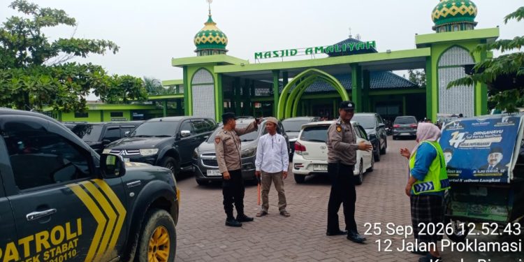 Polsek Stabat Laksanakan Pengamanan Sholat Jumat, Ciptakan Rasa Aman dan Nyaman bagi Jamaah. (Foto/Jhon).