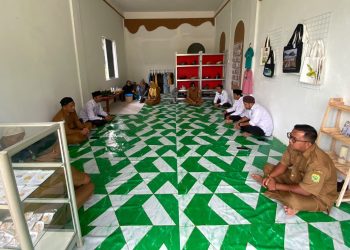 Cendera Lingga Hadir di Daik, Menyiapkan Oleh-Oleh Khas Melayu untuk Pelancong. (Foto/Handoyo).