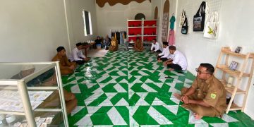 Cendera Lingga Hadir di Daik, Menyiapkan Oleh-Oleh Khas Melayu untuk Pelancong. (Foto/Handoyo).