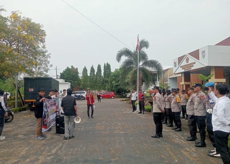 SPMS Gelar Aksi Damai di Dinas Perkim Kota Lubuk Linggau, Minta Keterbukaan Dokumen Dan Pemeriksaan Menyeluruh. (Foto/Arlan).