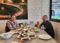 Ketua PWI Kepri H.Saibansah Dardani makan bersama dengan Raja Mustakim. (Foto/Dok Pwi).