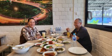Ketua PWI Kepri H.Saibansah Dardani makan bersama dengan Raja Mustakim. (Foto/Dok Pwi).