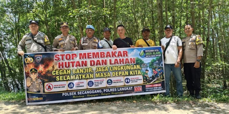 Cegah Karhutla Sejak Dini, Polsek Secanggang Ajak Warga Stop Bakar Sampah.(Foto/Jhon).