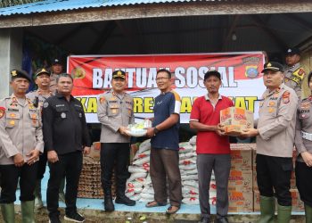 Kapolres Langkat Salurkan Bantuan untuk Korban Banjir di Padang Tualan. (Foto/Humas).