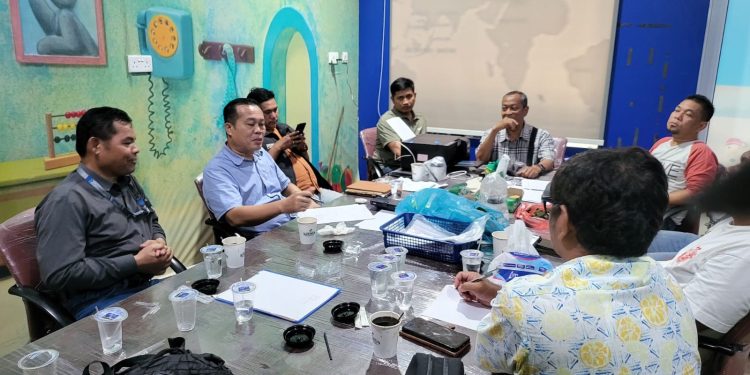 Ketua PWI Kepri Saibansah Dardani pimpin rapat pemantapan UKW di kantor PWI Kepri. (Foto/Dok PWI).