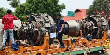 Mesih turbo pesawat yang diseludupkan dari Singapura masih berada diatas truk untuk diamankan oleh penyidik Polda Kepri. (Foto/Dokumentasi).