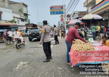 Polsek Salapian Intensifkan Patroli di Pasar Tanjung Langkat Cegah Gangguan Kamtibmas. (Foto/Jhon).