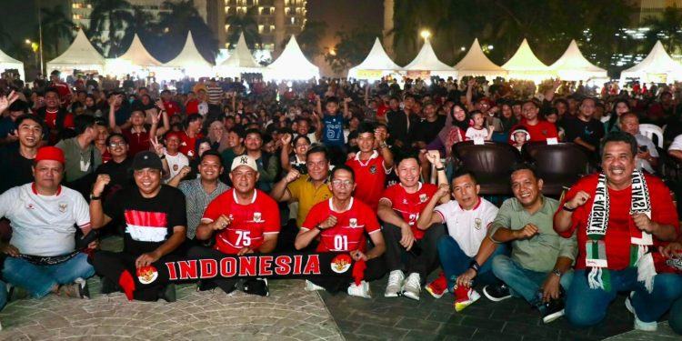 Wali Kota Batam Amsakar Achmad, nonton bareng bersama ribuan warga menyambut kemenangan Timnas Indonesia. (Foto/Humas).