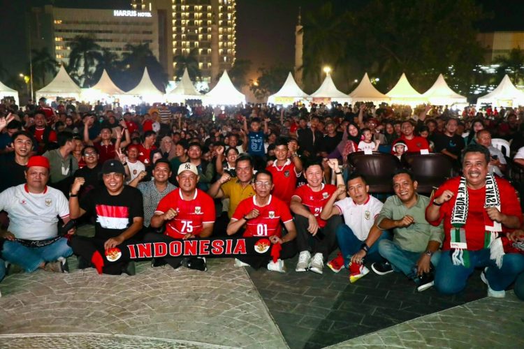 Wali Kota Batam Amsakar Achmad, nonton bareng bersama ribuan warga menyambut kemenangan Timnas Indonesia. (Foto/Humas).