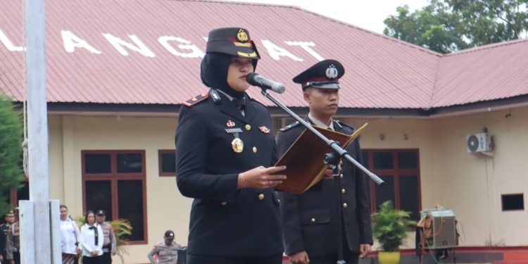 Wakapolres Langkat Kompol Vivin Ayuningtias Pimpin Upacara Hari Kesaktian Pancasila. (Foto/Jhon).